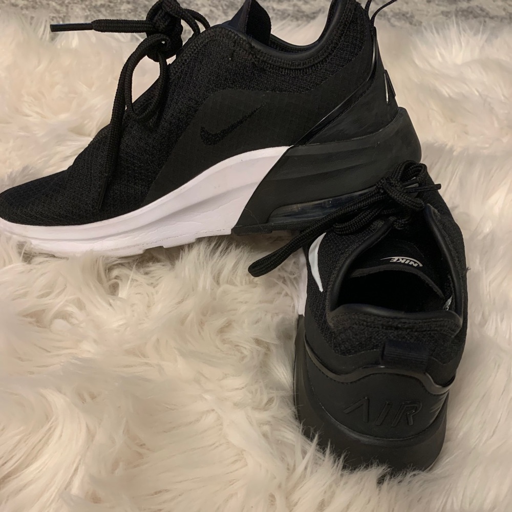 Nike women’s Air Max motion 2 size 8